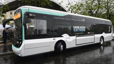 Un bus RATP électrique, le 30 mai 2016 place de l'Etoile à Paris.