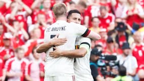 Kevin De Bruyne et Eden Hazard, tombant dans les bras l'un de l'autre