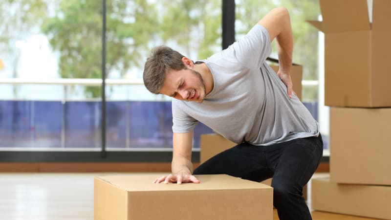 Pour attraper ou ramasser un objet, se pencher jambes tendues en se tournant de côté en même temps est la plus mauvaise des postures.