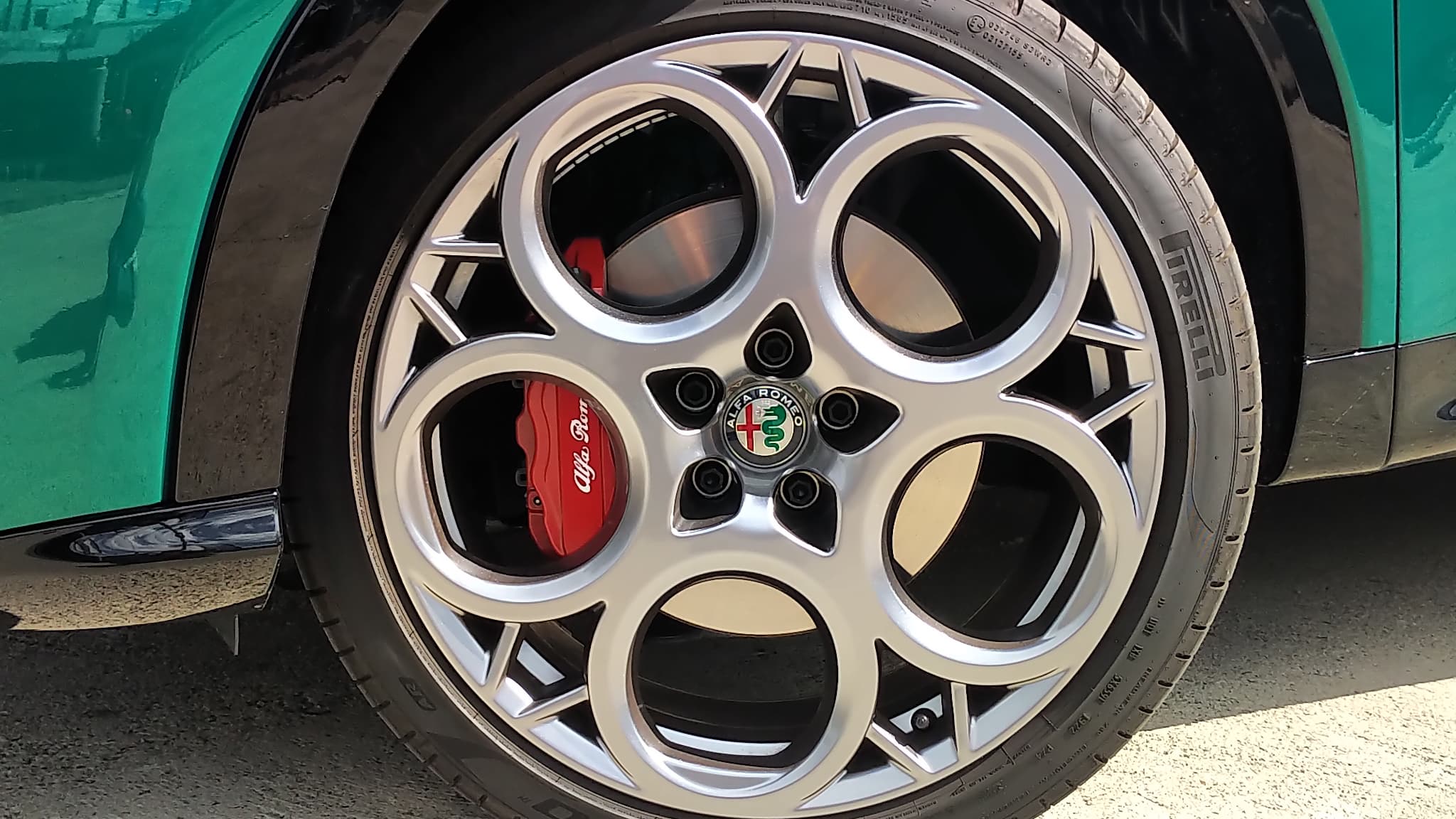 Le logo historique d'Alfa Romeo, le Biscione.