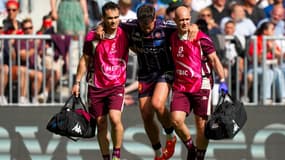 Damian Penaud avec des membres du staff de l'UBB, à Bordeaux le 4 mai 2025