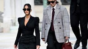L'influenceuse américaine Kim Kardashian (c), accompagnée de sa mère Kris Jenner (d), quitte la cour d'assises de Paris, le 13 mai 2025, après avoir témoigné dans le procès du braquage dont elle a été victime en 2016