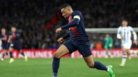 Kylian Mbappé en pleine course face à la Real Sociedad