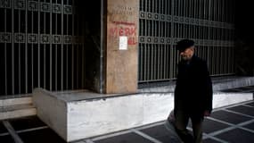 A Athènes, la façade de la banque de Grèce a été taguée pour devenir "banque de Merkel".