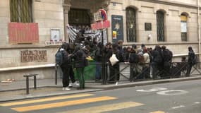 Des élèves bloquent le lycée Racine depuis ce matin. 