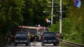 Des soldats de l'OTAN servant au Kosovo patrouillent près d'une barricade routière érigée par des Serbes de souche près de la ville de Zubin Potok, le 1er août 2022.
