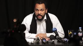 Dieudonné M'bala M'bala en conférence de presse.