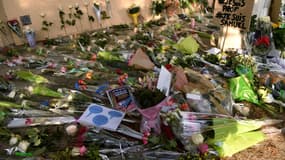 De nombreux hommages ont été rendus à Samuel Paty ce samedi, devant le collège où il enseignait.