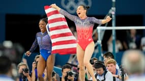 Les gymnastes américaines Simone Biles et Sunisa Lee célèbrent leur podium au concours complet des JO de Paris, le 1er août 2024