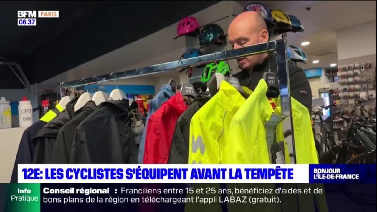 Paris: Avant La Tempête Ciaran Et Les Rafales De Vent, Les Cyclistes S ...