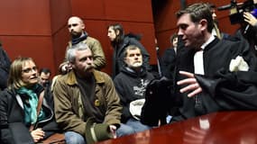 Sylvain Fresneau, son épouse Marcel Thebault, installés à A Notre-Dame-des-Landes, discutent avec leur avocat Erwan Le Moigne.