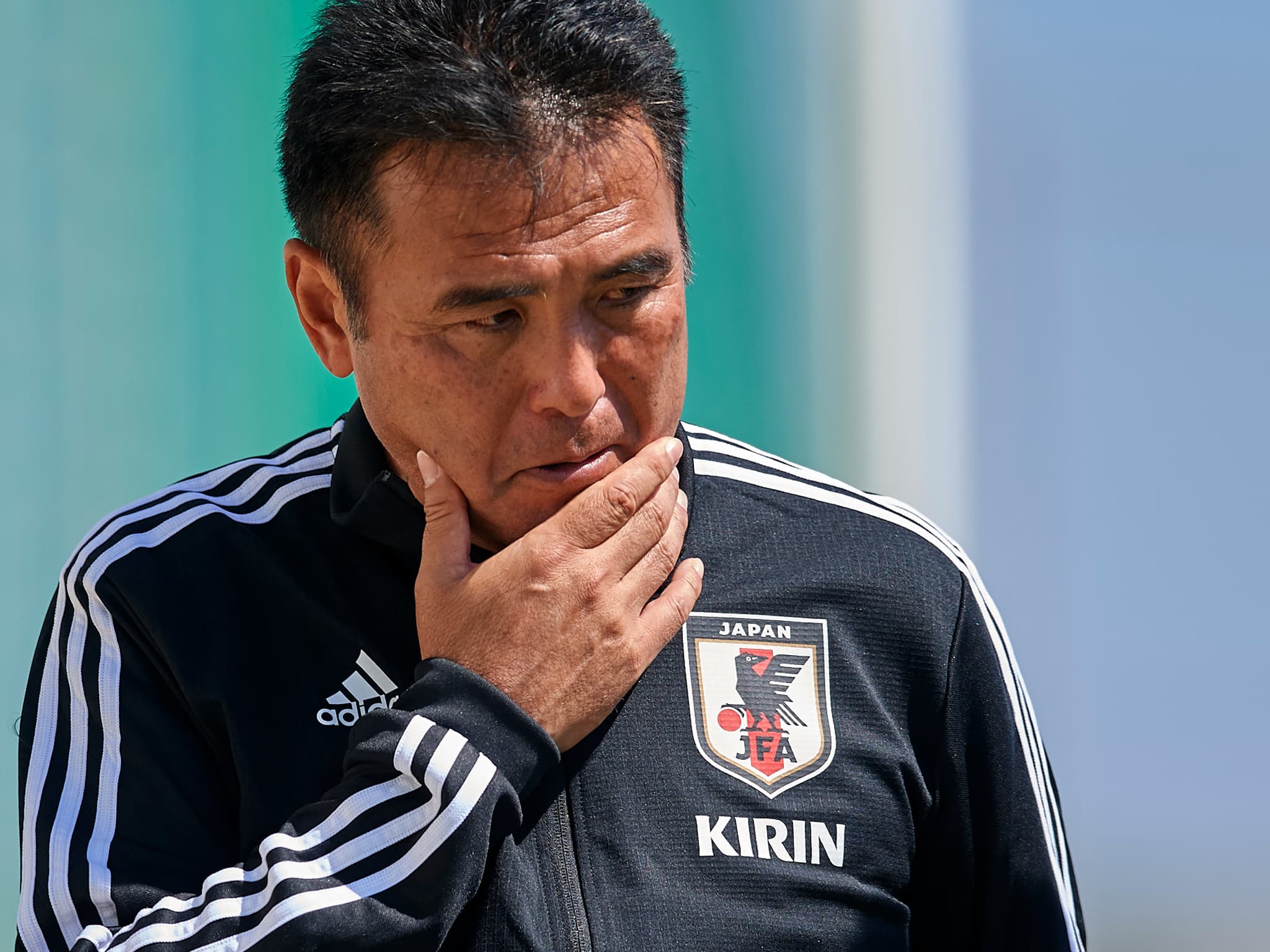 Il regardait du contenu pédopornographique en plein vol: un cadre du  football japonais condamné à 18 mois de prison avec sursis en France