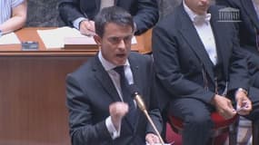 Manuel Valls a accusé Nicolas Sarkozy, sans le nommer, de mettre de l'huile sur le feu avec ses déclarations sur la Grèce.