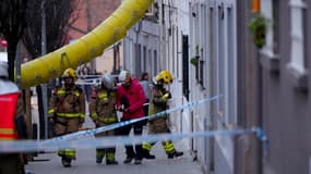 Des pompiers espagnols devant le bâtiment effondré à Badalona, le 6 février 2024 