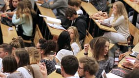 Des étudiants en Sciences assistent à une réunion lors de leur première journée de cours après la pause estivale, à l'université de Caen, dans le nord-ouest de la France, le 14 septembre 2015.