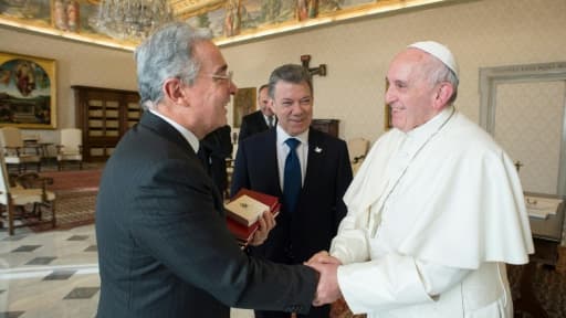 Le président colombien Juan Manuel Santos (c) et l'ancien président Alvaro Uribe (g) reçus par le Pape François au Vatican le 16 janvier 2016 sur une photo fournie par le service de presse du Vatican