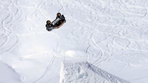 Guerlain Chicherit réalise un salto arrière en Mini à Tignes le 17 février 2013.