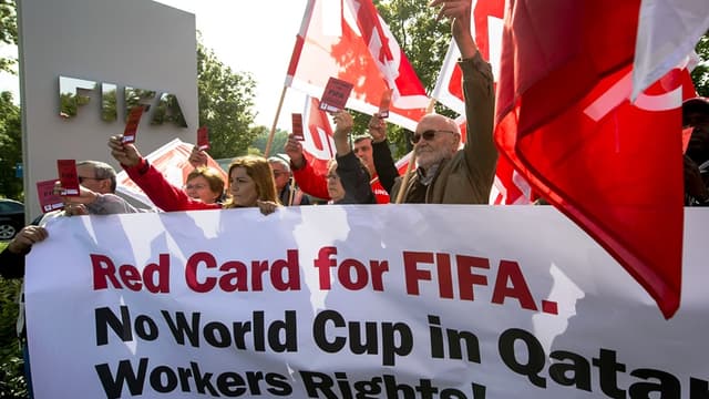 Des syndicalistes manifestent devant le siège de la FIFA