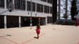 Des enfants dans une cour d'école en pleine canicule à Villeurbanne, le 27 juin 2019