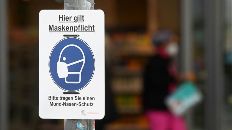 Une affiche rappelant le port obligatoire du masque, à Rosenheim (Allemagne), le 1er avril 2021 (photo d'illustration)
