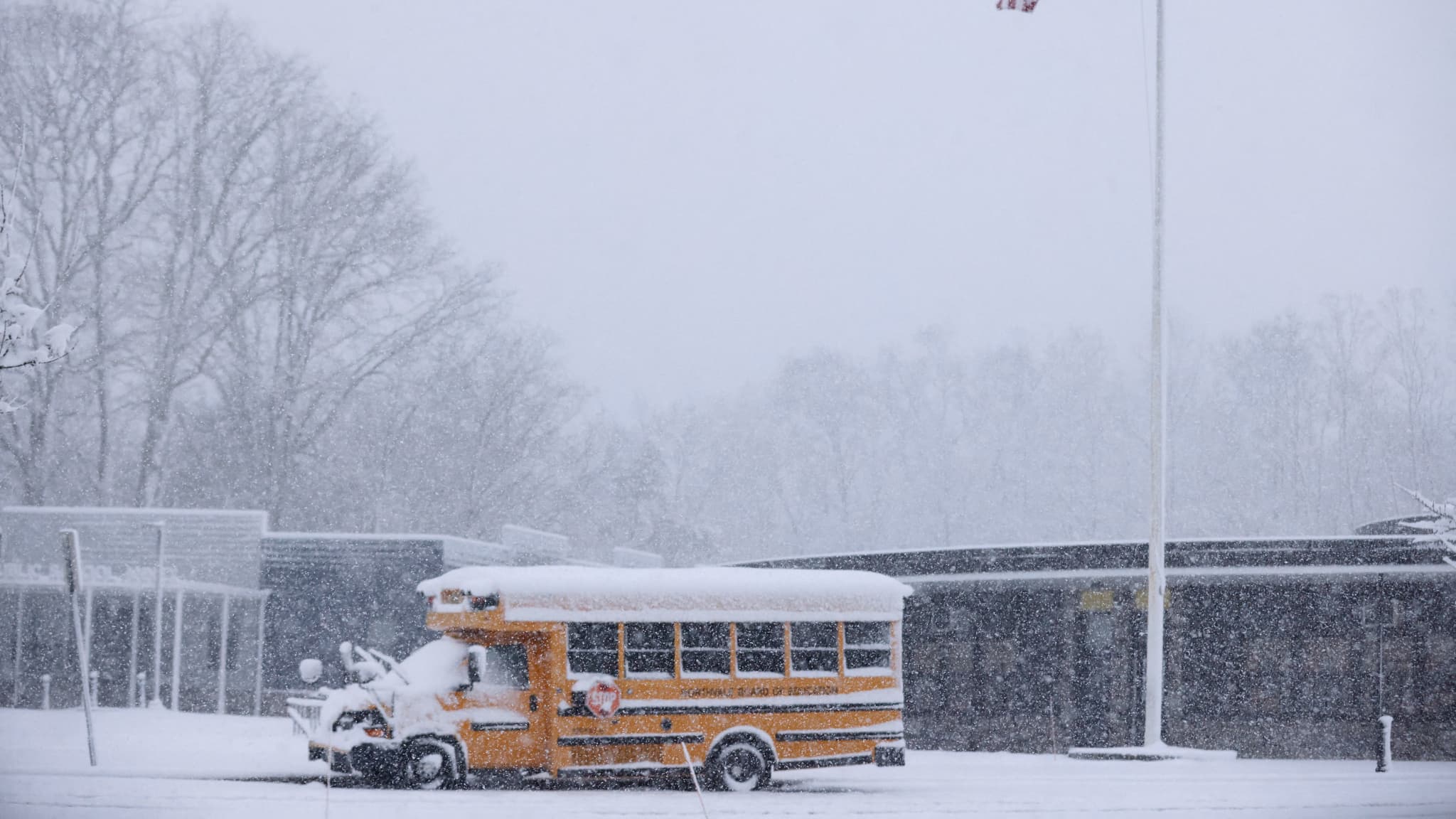 Un bus scolaire recouvert de neige à l'école de Northvale, dans le New Jersey, aux États-Unis, le 13 février 2024.