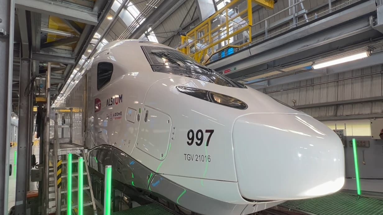 Le TGV M dans son technicentre parisien Le TGV M dans son technicentre parisien