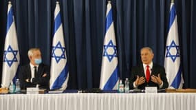 Le Premier ministre israélien Benjamin Netanyahu (à droite) et le ministre de la Défense Benny Gantz assistent à la réunion hebdomadaire du gouvernement à Jérusalem le 7 juin 2020