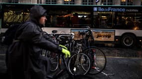 Un cycliste près de la Gare du Nord, à Paris, le 13 décembre.