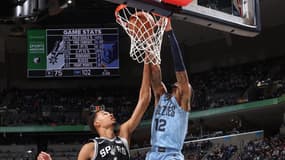 Ja Morant dunke sur Victor Wembanyama lors de la victoire de Memphis sur San Antonio (106-98), le 2 janvier 2024