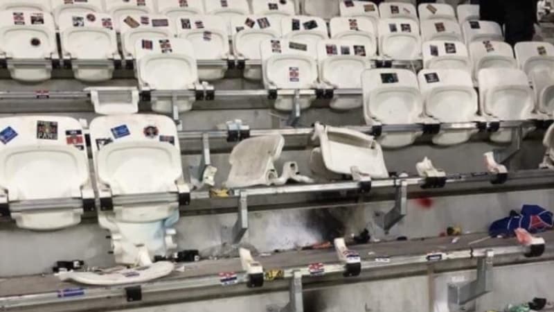 Les sièges arrachés par quelques supporters du PSG, lors de la finale de Coupe de la Ligue au Parc OL.