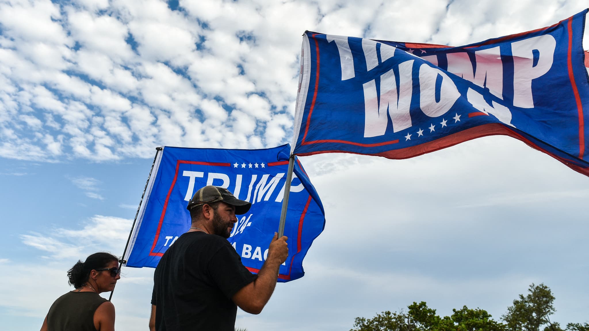 Des partisans de l'ancien président américain et candidat républicain à la présidence Donald Trump se rassemblent près de sa résidence de Mar-a-Lago et réagissent après sa condamnation dans son procès pénal, à Palm Beach, en Floride, le 30 mai 2024.
