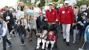 Albert et Charlène de Monaco marchent dans les rues de la principauté le 29 novembre 2015
