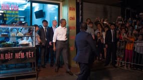 Barack Obama sort du restaurant Bun Cha Huong Lien, lundi 23 mai, à Hanoï, au Vietnam. 