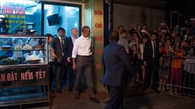 Barack Obama sort du restaurant Bun Cha Huong Lien, lundi 23 mai, à Hanoï, au Vietnam. 