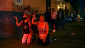 Deux femmes réagissent et crient à la police anti-émeute juste après que celle-ci ait arrêté un manifestant lors d'une manifestation contre le gouvernement de la présidente Dina Boluarte, à Lima, le 20 janvier 2023. 