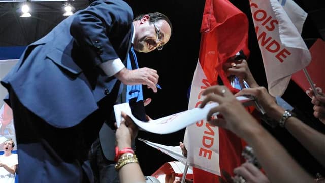 Candidat de la "gauche de changement et de gouvernement", François Hollande a mis garde jeudi contre le triple risque de l'abstention, de la dispersion et de la confusion à trois semaines du premier tour de l'élection présidentielle, en meeting dans les L