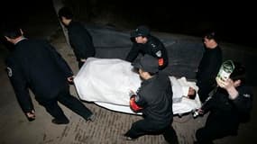Evacuation d'un mineur à Hejin. Les recherches de rescapés se poursuivaient mardi dans une mine du nord de la Chine dont 115 personnes ont été sorties vivantes en deux jours, après plus d'une semaine passée dans l'eau et l'obscurité. /Photo prise le 6 avr