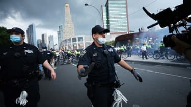 Des policiers font face aux manifestants le 29 mailors d'un rassemblement contre les violences policières à Brooklyn