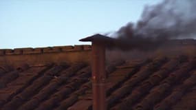 De la fumée noire s'échappe de la cheminée de la chapelle Sixtine, au Vatican ce mercredi 7 mai 2025.