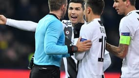 Cristiano Ronaldo proteste après le but refusé à Paulo Dybala