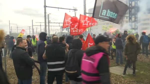 Des manifestants envahissent les voies de la gare de Lyon, à Paris, le 23 mars 2023. Des manifestants envahissent les voies de la gare de Lyon, à Paris, le 23 mars 2023.