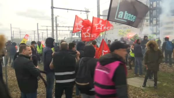 Des manifestants envahissent les voies de la gare de Lyon, à Paris, le 23 mars 2023.