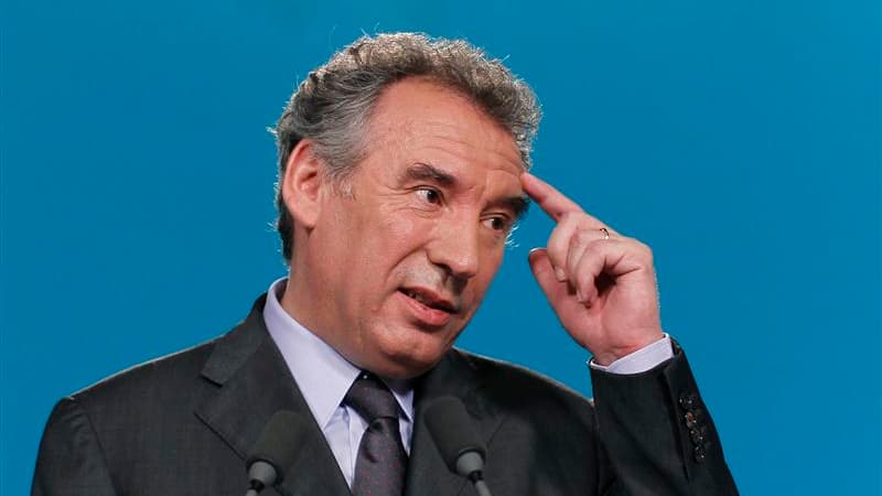 François Bayrou a lancé "sa" bataille des législatives en appelant à l'édification d'un courant central "indépendant et positif", "Le Centre pour la France", dont les contours restent bien incertains. /Photo prise le 10 mai 2012/REUTERS/Gonzalo Fuentes