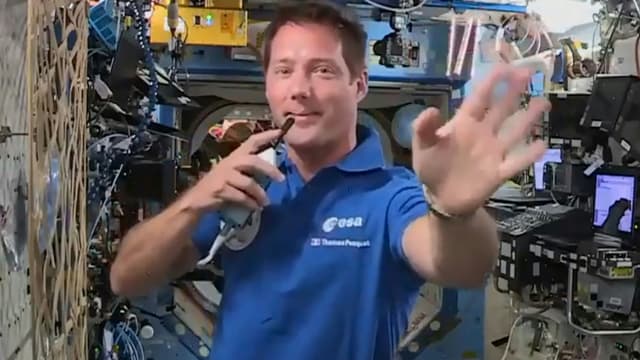 Capture d'écran de l'ESA le 30 avril 2021 de Thomas Pesquet à la Station spatiale internationale