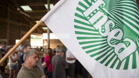 Un drapeau de la FNSEA qui demande la fin de l'arrêté (photo d'illustration)