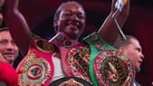 Claressa Shields avec ses ceintures de championne du monde unifiée des poids moyens