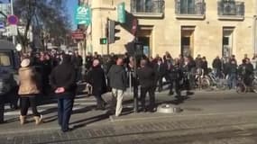Les taxis dans la rue contre Uber à Bordeaux - Témoins BFMTV