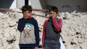 Des enfants posent avec une main sur un œil dans la ville de Douma en Syrie, dans la région de la Ghouta.