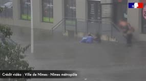 Deux gendarmes ont sauvé une jeune femme bloquée dans sa voiture à cause des inondations, mardi 14 septembre 2021 à Nîmes (Gard)