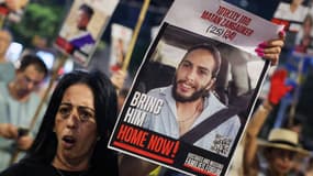 Einav Zangauker, figure de proue du Forum des familles d'otages, tient une pancarte montrant son fils Matan Zangauker qui a été enlevé le 7 octobre 2023 par le Hamas, le 12 août 2025